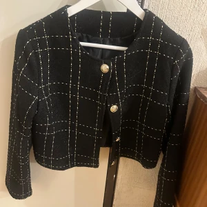 Svart kavaj  - En svart kavaj som jag har använt en gång men kommer inte använda igen