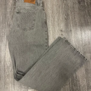Gråa jeans - Raka gråa jeans från lxa. Storlek 38 och mid waist. Oanvända med prislapp kvar. Ordinarie pris 990kr.
