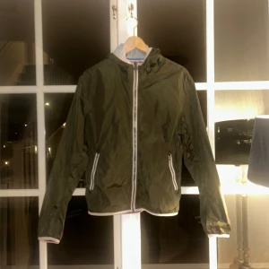 Colmar windbreaker - En riktig snygg windbreaker från märket colmar| Den har inga defekter| Storleken är S| hör av er vid fler funderingar ✅☁️