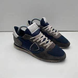 Philip model  - Säljer nu dessa sjukt snygga Philip model skor i storlek 40 men passar 41 skick 7,5/10 Pris 950kr de har ett hål i säg vid tårna under på sulan men märks inte vid användning eller syns. Snabb affär = bättre pris 🙌🏽