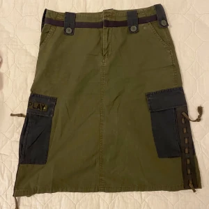 Olivgrön kjol med fickor - Säljer en medellång olivgrön kjol från replay, väldigt unik och cool, materialet är jeans och är väldigt bekväm! Står ingen storlek i lappen men skulle säga att de passar S/M (skriv gärna för fler bilder)