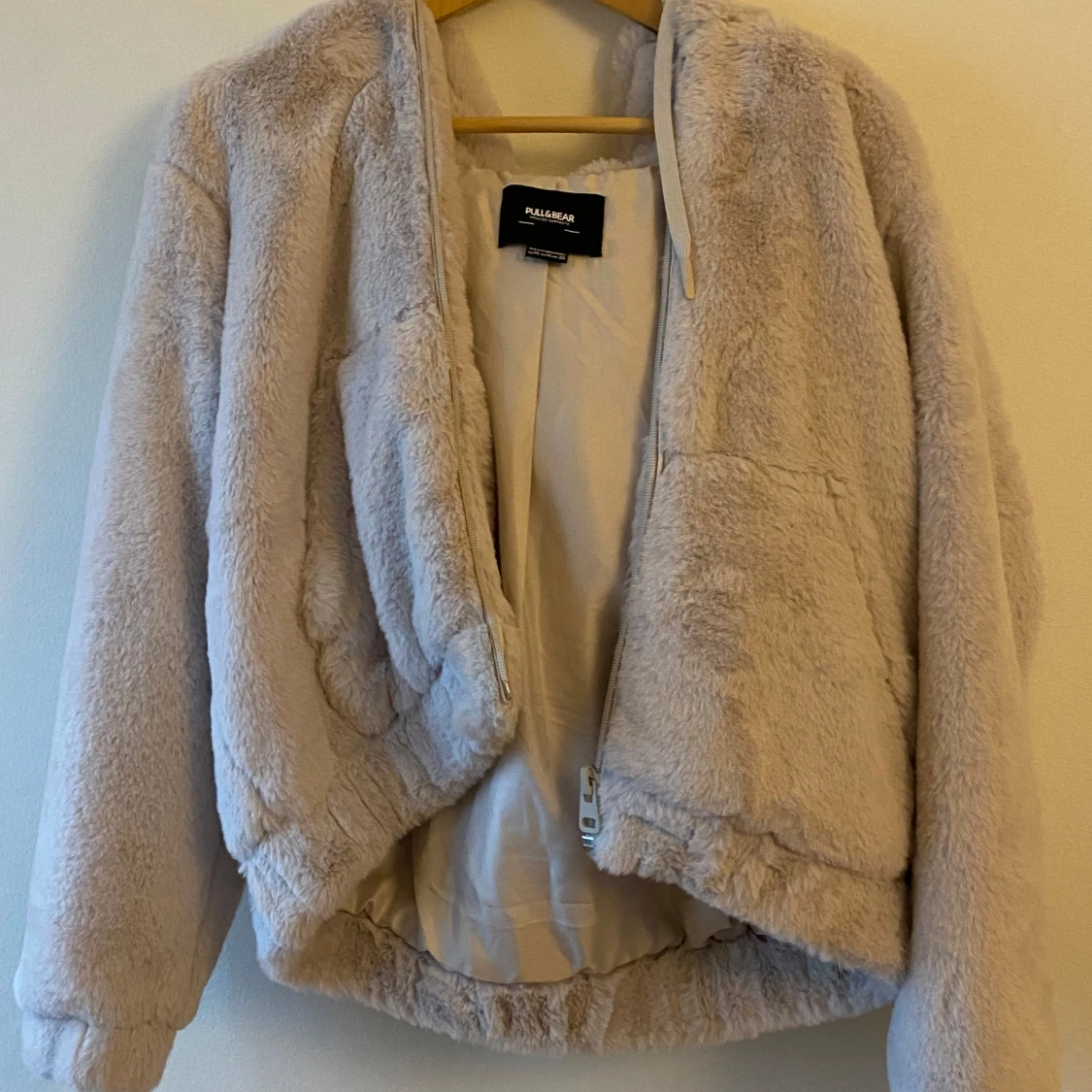 Beige teddyjacka från Pull & Bear
