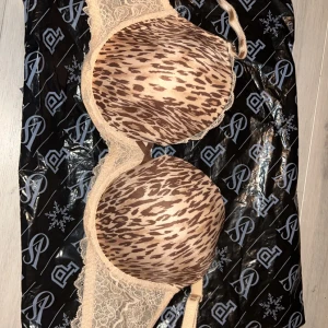 Leopardmönstrad bh från Victoria's Secret - Säljer en snygg leopardmönstrad bh från Victoria's Secret. Den har spetsdetaljer och justerbara axelband för perfekt passform. Perfekt för att lägga till lite vild stil i garderoben! 🐆