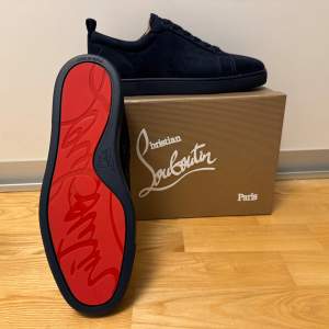 Mörkblà Christian Louboutin skor i storlek 43 men finns aven 44, bara att skriva vid frägor och intresse ‼️