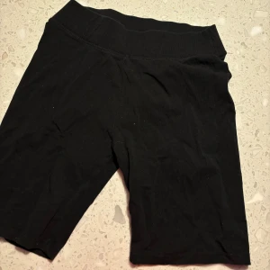 Svarta cykelshorts från Cubus - Säljer ett par svarta cykelshorts från Cubus i storlek M. De är gjorda i ett mjukt och bekvämt material, perfekt för både träning och vardag. Shortsen har en elastisk midja för en skön passform. Perfekta för sommarens alla aktiviteter!