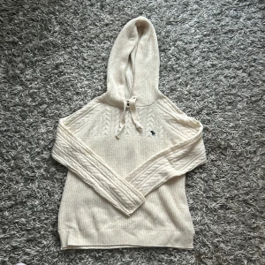 Stickad hoodie  - Stickad hoodie (abercrombie&fitch) | skick 9/10 | strl M (sitter som S) | mitt pris 449