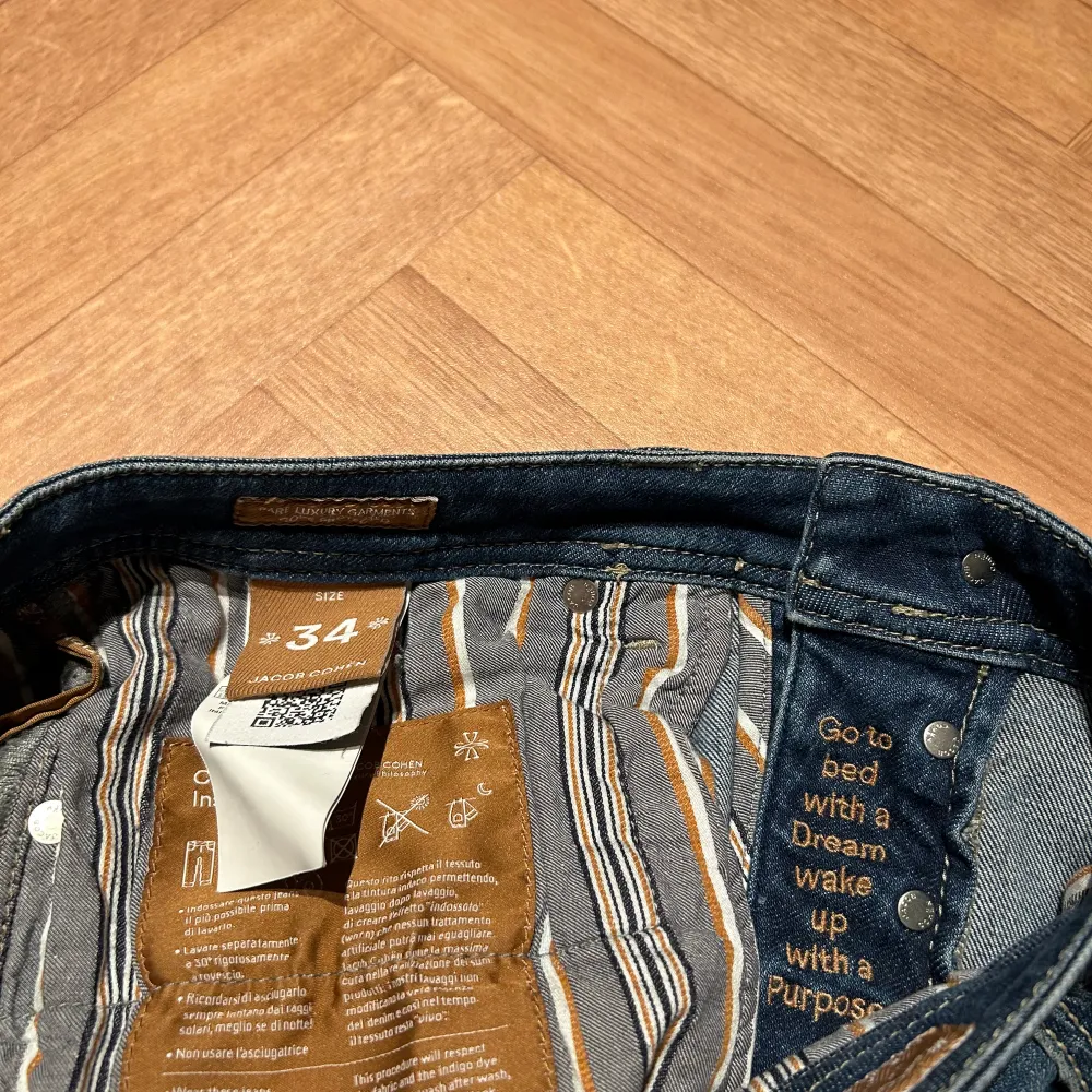 Säljer ett par snygga blå limited edition jeans från Jacob Cohën i storlek 34 från en väldigt ny kollektion. Dom är i väldigt bra skick och har inga defekter, hål eller slutningar. Modellen heter Bard LTD. Skriv vid frågor!. Jeans & Byxor.