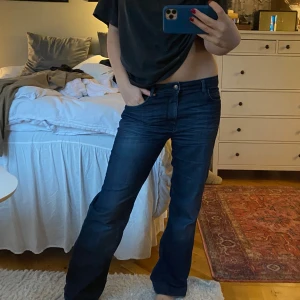 Mörkblå jeans - Säljer ett par mörkblå jeans i bra skick. De har en bootcut-stil och har medel-midja. Jag brukar ha 38 i jeans, gillar lite oversized så dessa sitter bra. Är 168 cm lång men passar nog längre också