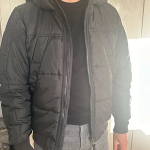 Vinterjacka G-Star Raw - Säljer denna vinterjacka från G-Star i storlek M. Mycket fint skick. Tveka inte att höra av er om ni har frågor.