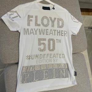 Vit t-shirt från Philipp Plein - Säljer en vit t-shirt från Philipp Plein. Den är som ny och i fin skick, knappt använd. Den är i stl M 