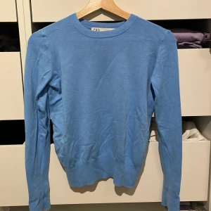 Blå tröja från Zara - Säljer en blå tröja från Zara i mycket bra skick. Den har ärmar med guldknappar vid ärmsluten. Pris kan diskuteras!💕