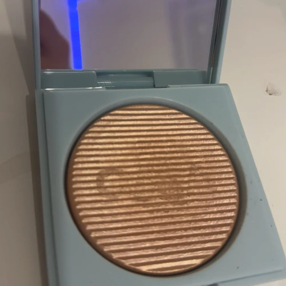 Snygg highlighter från CAIA i samarbete med MTV. Perfekt för att ge ansiktet en strålande glöd med sin skimrande finish. Perfekt att ha med i väskan för touch-ups under dagen! Använd den några gånger men används ej längre köpt för 345kr💕. Beauty.