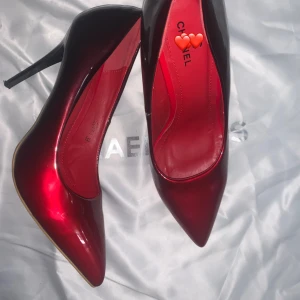 Vinröda klackar Ch🅰️nel - Helt oanvända, provades på men passade ej. Pris går såklart att diskuteras🙏