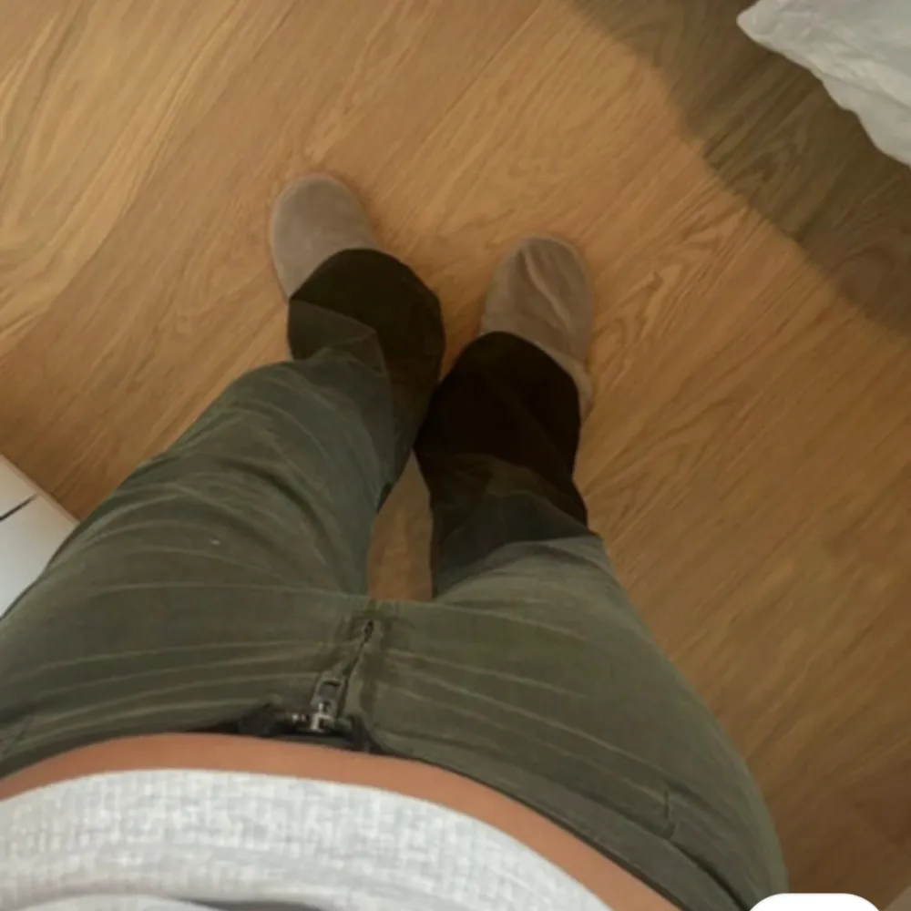 Gröna jeans från asos, strl 40 men funkar på mig som har 38. Lånad bild från när jag köpte de. Farkut & Housut.