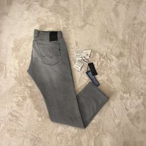 Replay anbass hyperflex jeans (gråa) - |Riktigt feta anbass hyperflex|Använda några fåtal gånger så inprencip nyskick|Nypris runt 1,7k mitt pris 729kr|Alla tags är kvar o följs med vid köp|Hör av dig vid funderingar|Pris kan diskuteras vid snabb affär|Mvh Malte💙