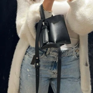 Mango väska  - Utsålt Mango lucia mini väska I fint skick (handtaget är lite vikt). Med längre band som går att reglera