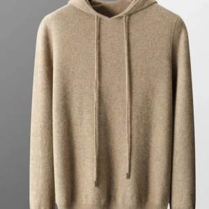 Säljer två mysiga Kashmir hoodies i beige och grått. Perfekta för höst och vinter med sin mjuka och varma känsla. Båda har långa ärmar och en klassisk huva med dragsko. Perfekta för en avslappnad stil eller mysiga hemmakvällar.