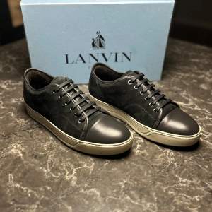 Snygga sneakers från Lanvin i storlek uk9. Skorna är i mycket bra skick skulle säga 9/10 och kommer med originalkartong. Färgen enligt Lanvin är Dark Grey. Nypris: 5000kr. Vårat pris: endast 1999kr. Skriv om det är några funderingar.