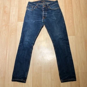 Blå jeans från Nudie Jeans - Säljer ett par snygga blå jeans från Nudie Jeans i storlek W30 L32. De har en en go tvättning ”selvedge” typ och har ok skick