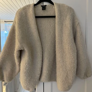 Beige stickad kofta från Lindex - Mysig beige stickad kofta från Lindex i storlek XS/S. Perfekt för kyliga höst- och vinterdagar. Nypris:399 Mitt pris:299 Använd fåtal ggr