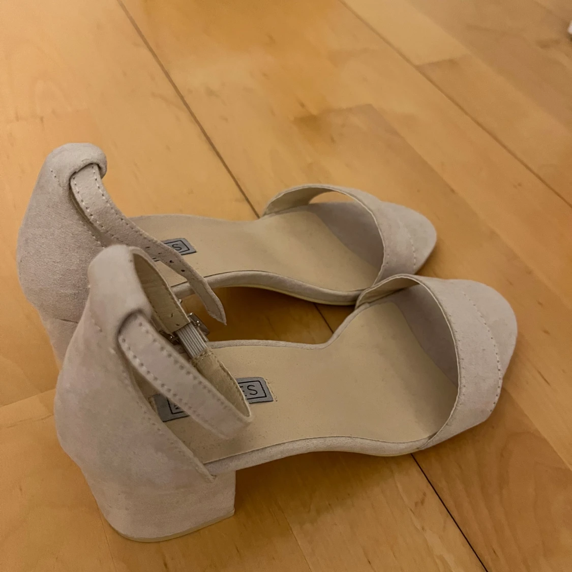 Beige sandaler med klack från Nelly - 91