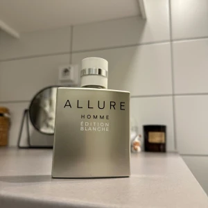 Chanel Allure Homme Édition Blanche Eau de Parfum - Säljer en elegant och stilren flaska av Allure Homme Édition Blanche från Chanel. Flaskan är i en lyxig vit färg med silverdetaljer och rymmer 100 ml. Perfekt för den som vill ha en sofistikerad och fräsch doft. Passar både till vardags och fest. Innehåller ca 98ml, mycket sparsamt använd.
