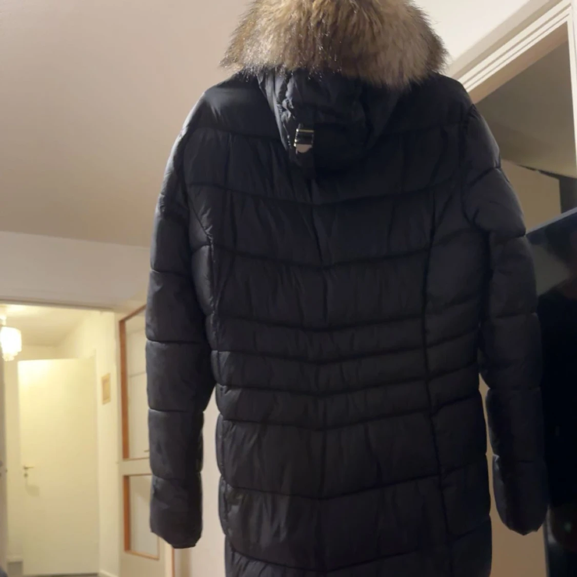 Svart lång dunjacka med pälsdetalj - 90