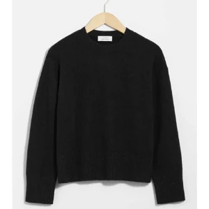 Svart stickad tröja från & Other Stories - Säljer en svart stickad tröja från & Other stories. Tröjan har en liten defekt som man ser på sidta bild därav pris🎀🎀💕🌸🙏💝