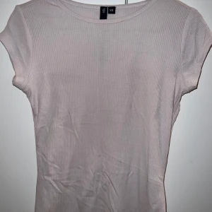 Ljusrosa ribbad topp  - Säljer en ljusrosa ribbad topp från The Black Label Collection Lager 157  i storlek XS. Toppen har korta ärmar/trekvartsärm och en rund halsringning. Den är i mycket bra skick, aldrig använd endast provad🩷