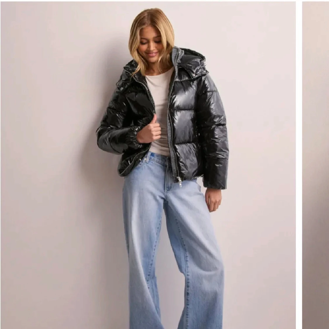 Svart glansig pufferjacka - 90