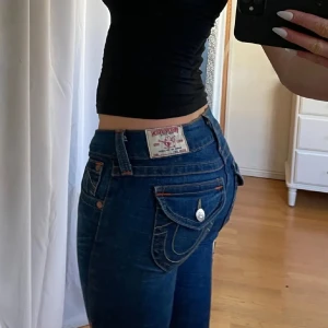  True Religion jeans - Säljer ett par snygga mörkblå jeans från True Religion i modellen joey. De är helt nya utan defekter, har haft i mindre än en månad och är slutsålda. Midjemått tvärs över är ca 39 cm. Nypris 1300.💕