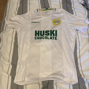 Hammarby tröja  - Säljer en Hammarby tröja, köpt på Intersport för att tag sen. Väldigt skönt matreal men har en liten fläck på ryggen som går bort i tvätten. ( bild 3 ). Annars är den i ett jätte bra skick. 