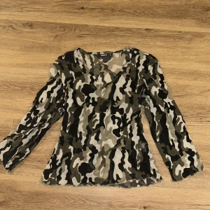 Camouflage topp från Mexx - Säljer en cool camouflage topp från Mexx i storlek L, men den är ganska liten så skulle säga S