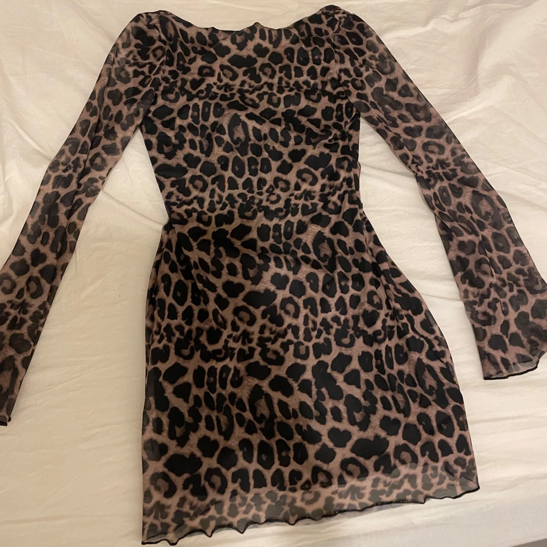 Leopardmönstrad klänning med öppen rygg