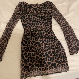 Leopardmönstrad klänning med öppen rygg - Jätte jätte söt klänning som tyvärr aldrig kommit till användning den framhäver verkligen kroppen på ett jätte fint sätt 
