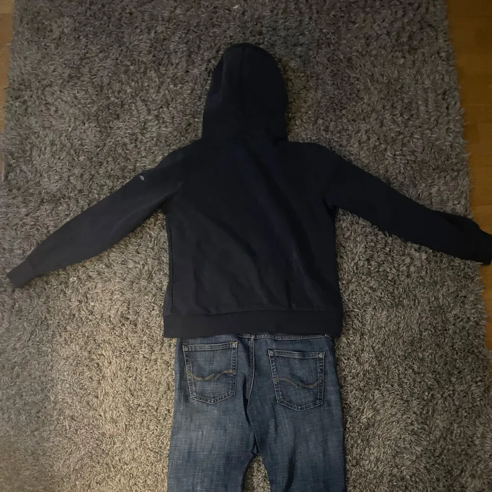 Säljer en snygg mörkblå hoodie från Superdry med coolt tryck på framsidan. Den har en klassisk känguruficka och justerbar huva med vita snören. Perfekt för en avslappnad stil och passar bra till jeans. Hör av dig om du är intresserad! 💙 Nypris 1500. Hoodies.