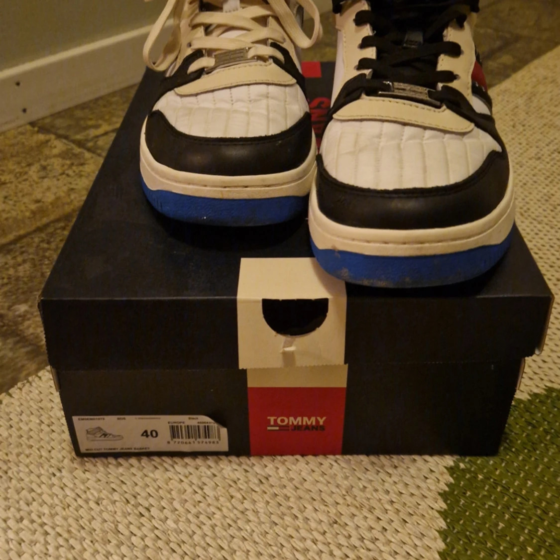 Tommy Jeans sneakers i svart, blå och vit - 90