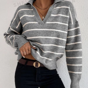 Grå stickad tröja  - Säljer min stickade tröja som knappt är använde. Passar S och M 