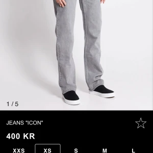 Lågmidjade ljusgråa och raka jeans från lager 157 - Ljusgråa och raka Lågmidjade jeans från lager 157 som jag säljer då de inte kommer till användning, de är i fint skick och i storlek xs, modellen på jeansen kallas ICON