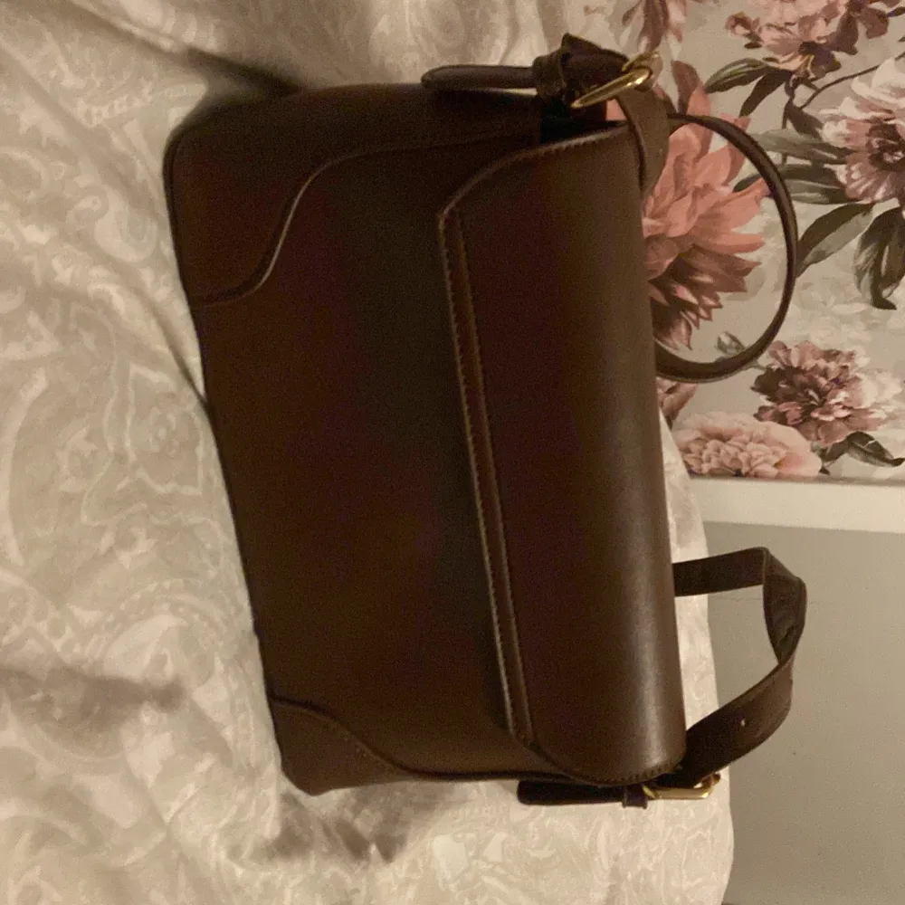 Jag säljer en äkta prada väska. Inte använt någon gång, säljer den för att den inte kom. till användning💗💗. Laukut & Käsilaukut.