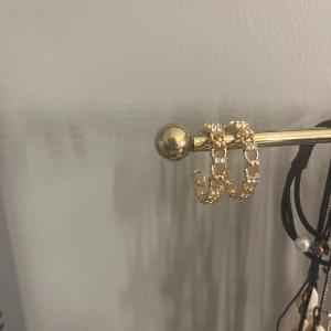 Snygga guldiga örhängen! 🪩🩷 - Guldiga hoops med diamanter🪩🩷❤️Aldrig använda! Perfekt för vardag och festligheter ❤️