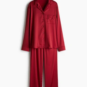 Röd pyjamas - Superfin röd pyjamas från hm, använd ett fåtal gånger ❤️