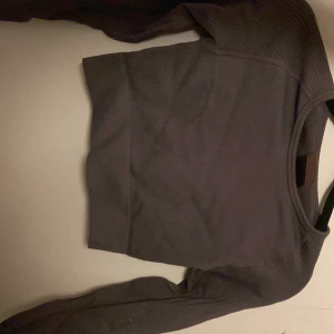 Aimn träningströja  - En träningströja, liten i stoleken