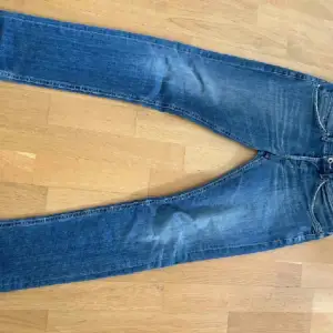  Dundop George jeans | Skick 9/10, nästan aldrig använda | Storlek 28 | Nypris ca 3000 kr | Mitt pris 699 kr | Fraktar via postnord eller instabox🚚📦 Priset är inte hugget i sten och hör av dig vid minsta lilla fråga😊