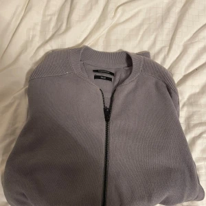 Stilren Cardigan I Storlek M - Säljer en snygg och stilren Cardigan i storlek M från märket TooFashion. Tröjan har dragkedja och är i mycket bra skick. Perfekt för både vardag och lite finare tillfällen.