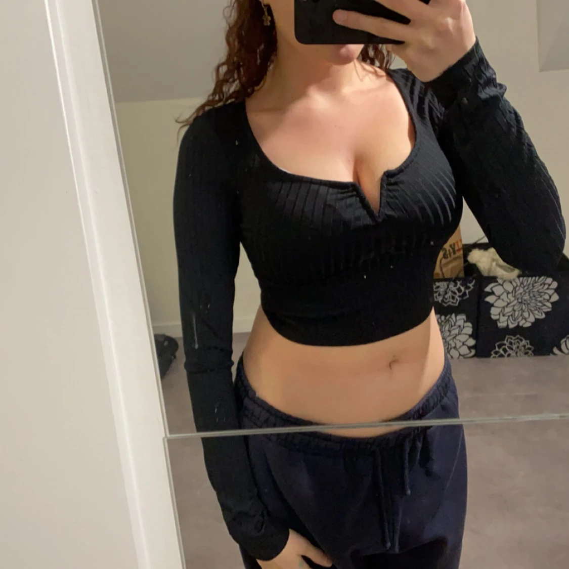 Svart ribbad croppad topp - 90