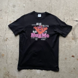 Vetements T-shirt  - Vetements t-shirt designad av demna. Använd men bra skick! Retail låg på 3000kr.