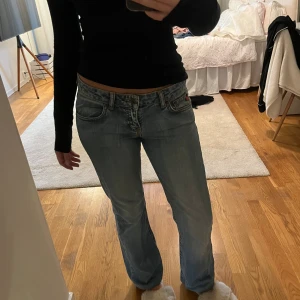 Lågmidjade jeans - Super snygga lågmidjade jeans köpta secondhand. Innerbenslängden är 75 cm och midjan 39.💗🫶🏻