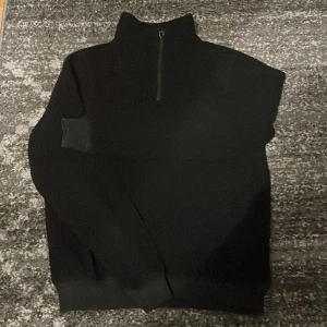 Svart fleecetröja  - Säljer en stilren svart tröja fleecetröja. Parfekt för vintern. 