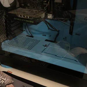 Lenovo Legion Tower 5i Gamingdator - Säljer en Lenovo Legion Tower 5i gamingdator med en stilren svart design och RGB-belysning. Datorn har en kraftfull GeForce-grafikkort och är perfekt för gaming. Perfekt för dig som vill ha en snygg och kraftfull dator för spel och multimedia.                                   Säljer min dator har endast ändrat chassi till pop air chassi väldigt fin och komplett med ljusblå inredning alla spex hitta ni på länken nedan. Obs pris ej hugget! Går att köpa till asus skärm för 1000kr extra.